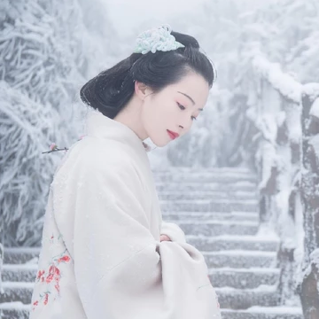 梅花雪紅衣女生頭像，唯美古風真人頭像