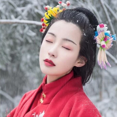 梅花雪紅衣女生頭像，唯美古風真人頭像