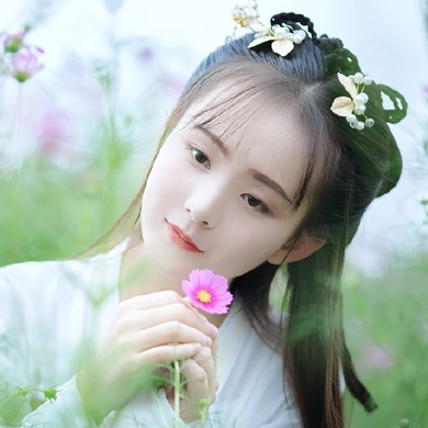 小清新花朵帶團扇女生頭像，唯美古風真人頭像