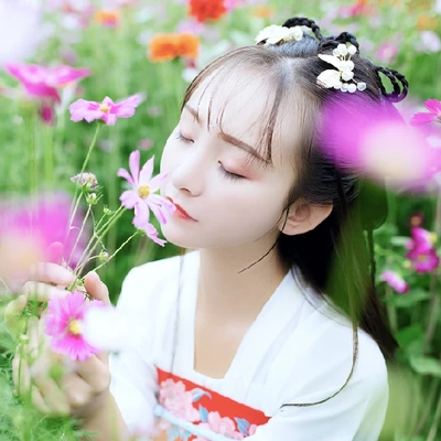 小清新花朵帶團扇女生頭像，唯美古風真人頭像