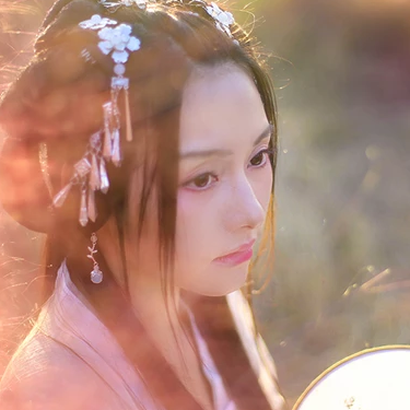 唯美古風真人頭像：粉嫩帶燈女生頭像