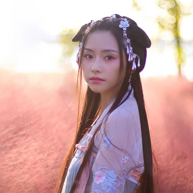 唯美古風真人頭像：粉嫩帶燈女生頭像