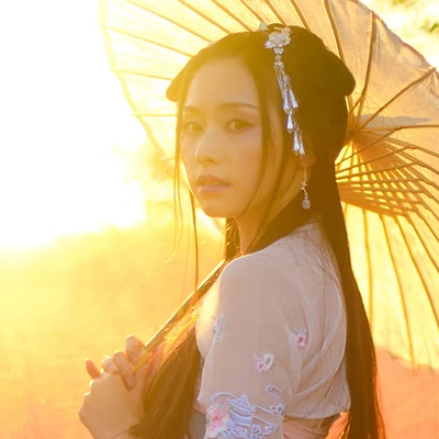 唯美古風真人頭像：粉嫩帶燈女生頭像