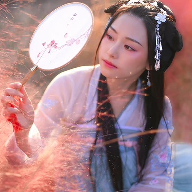 唯美古風真人頭像：粉嫩帶燈女生頭像