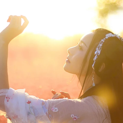 唯美古風真人頭像：粉嫩帶燈女生頭像