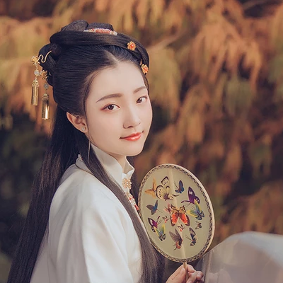 秋葉帶團扇女生頭像，唯美古風(fēng)真人頭像
