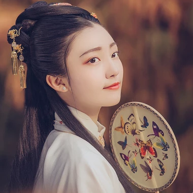 秋葉帶團扇女生頭像，唯美古風(fēng)真人頭像