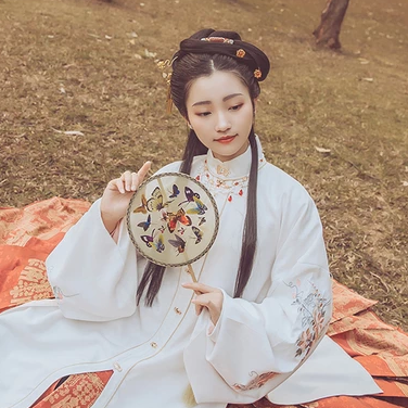 秋葉帶團扇女生頭像，唯美古風(fēng)真人頭像