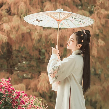 秋葉帶團扇女生頭像，唯美古風(fēng)真人頭像