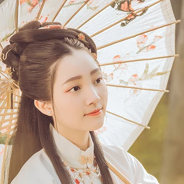 秋葉帶團扇女生頭像，唯美古風(fēng)真人頭像