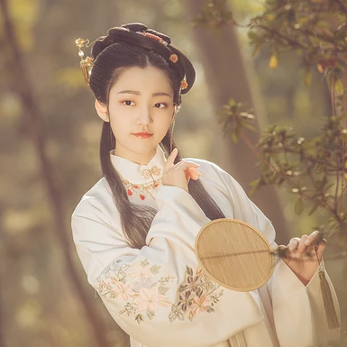 秋葉帶團扇女生頭像，唯美古風(fēng)真人頭像