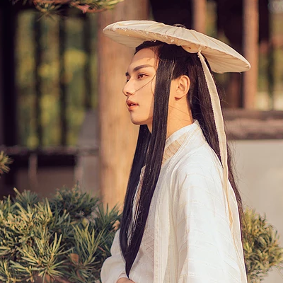 瀟灑喝酒白衣翩翩男生頭像，唯美古風(fēng)真人頭像