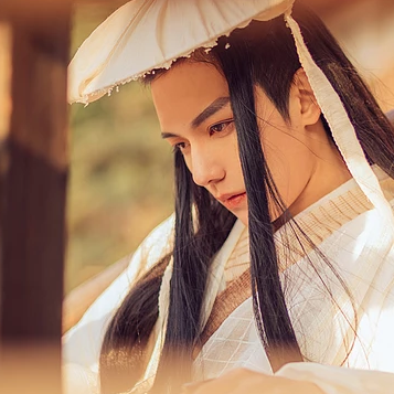 瀟灑喝酒白衣翩翩男生頭像，唯美古風(fēng)真人頭像