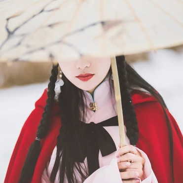 初雪紅披風帶傘女生頭像，唯美古風真人頭像