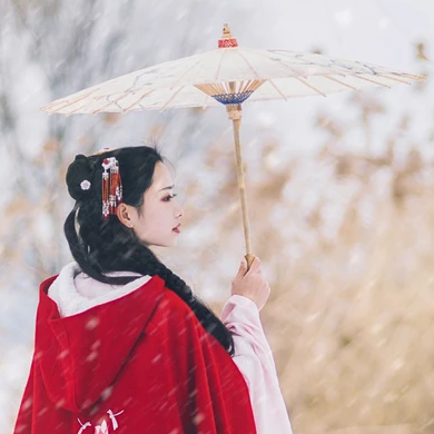 初雪紅披風帶傘女生頭像，唯美古風真人頭像