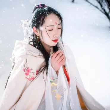 雪地帶披風(fēng)女生頭像，唯美古風(fēng)真人頭像