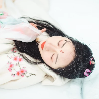 雪地帶披風(fēng)女生頭像，唯美古風(fēng)真人頭像