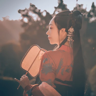 嬌艷紅衣帶傘生頭像，唯美古風(fēng)真人頭像