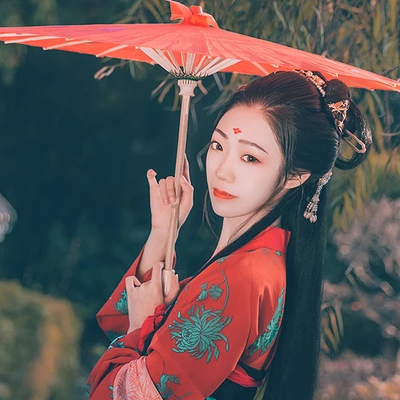 嬌艷紅衣帶傘生頭像，唯美古風(fēng)真人頭像