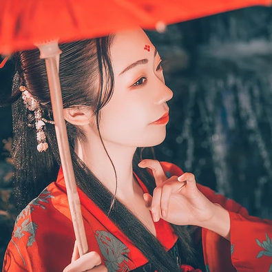 嬌艷紅衣帶傘生頭像，唯美古風(fēng)真人頭像