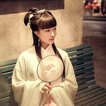 素雅帶團(tuán)扇生頭像，唯美古風(fēng)真人頭像