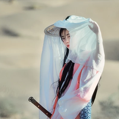 文藝俠客帶兵器女生頭像，唯美古風(fēng)真人頭像