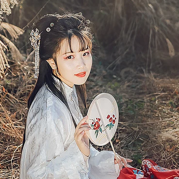 秋落意境帶團扇女生頭像，唯美古風真人頭像