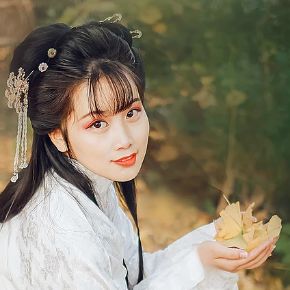 秋落意境帶團扇女生頭像，唯美古風真人頭像