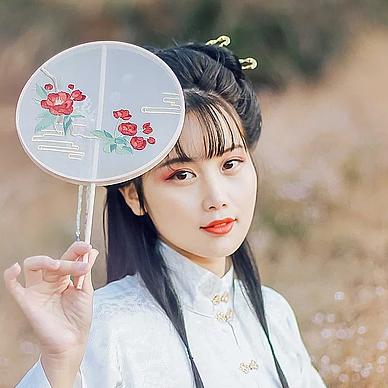 秋落意境帶團扇女生頭像，唯美古風真人頭像