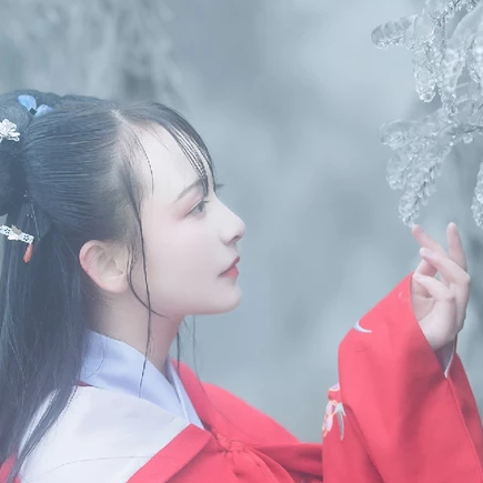 冰雪天地帶傘女生頭像，唯美古風(fēng)真人頭像