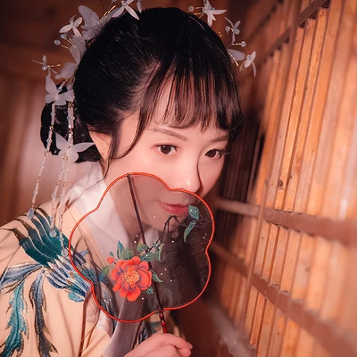 月夜帶團(tuán)扇女生頭像，唯美古風(fēng)真人頭像