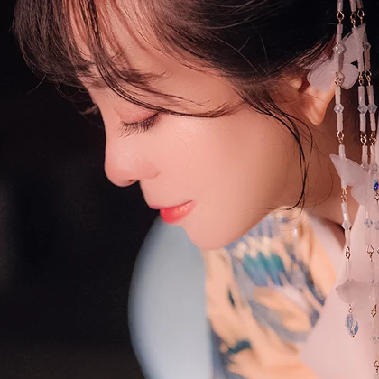 月夜帶團(tuán)扇女生頭像，唯美古風(fēng)真人頭像