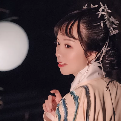 月夜帶團(tuán)扇女生頭像，唯美古風(fēng)真人頭像