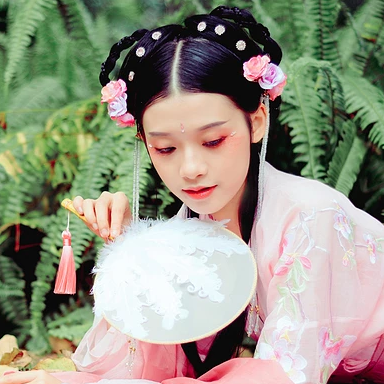粉衣少女心帶團(tuán)扇女生頭像，唯美古風(fēng)真人頭像