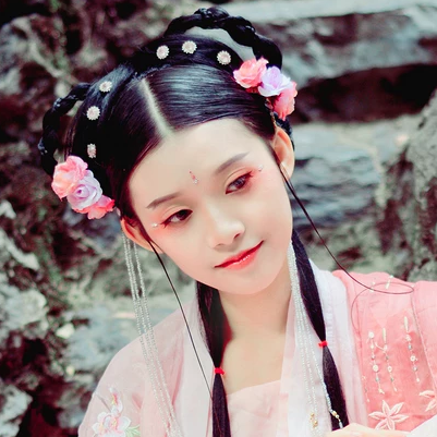 粉衣少女心帶團(tuán)扇女生頭像，唯美古風(fēng)真人頭像