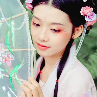 粉衣少女心帶團(tuán)扇女生頭像，唯美古風(fēng)真人頭像