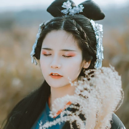 蘆葦飄揚女生頭像，唯美古風真人頭像
