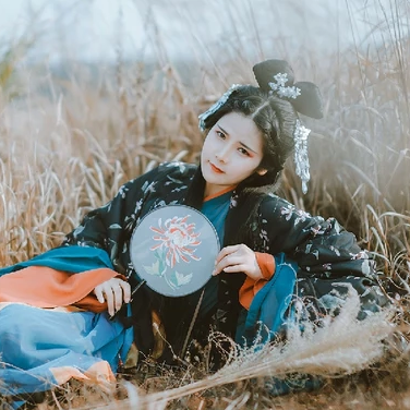 蘆葦飄揚女生頭像，唯美古風真人頭像