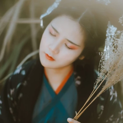 蘆葦飄揚女生頭像，唯美古風真人頭像