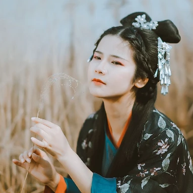 蘆葦飄揚女生頭像，唯美古風真人頭像