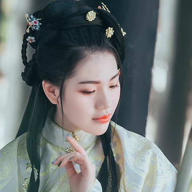 樹(shù)蔭帶團(tuán)扇女生頭像，唯美古風(fēng)真人頭像