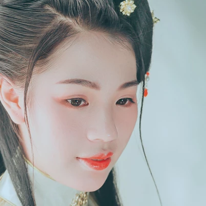 樹(shù)蔭帶團(tuán)扇女生頭像，唯美古風(fēng)真人頭像