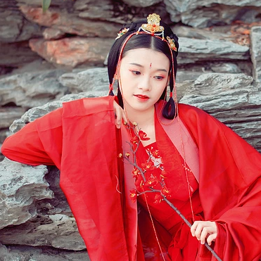 紅梅紅衣女生頭像，唯美古風(fēng)真人頭像