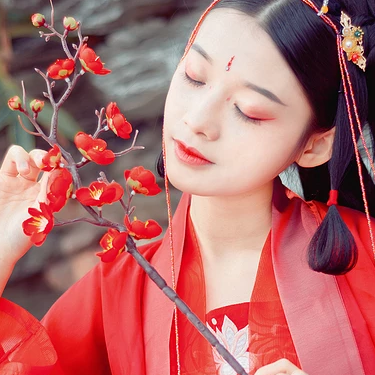 紅梅紅衣女生頭像，唯美古風(fēng)真人頭像