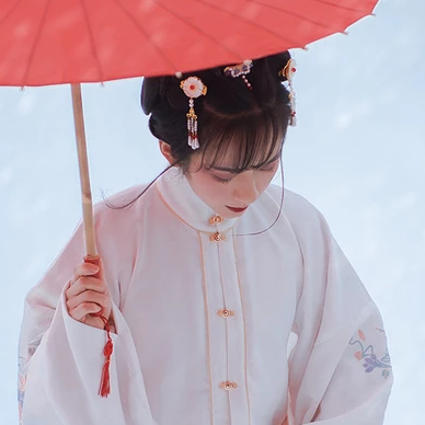 白衣白雪帶傘女生頭像，唯美古風(fēng)真人頭像