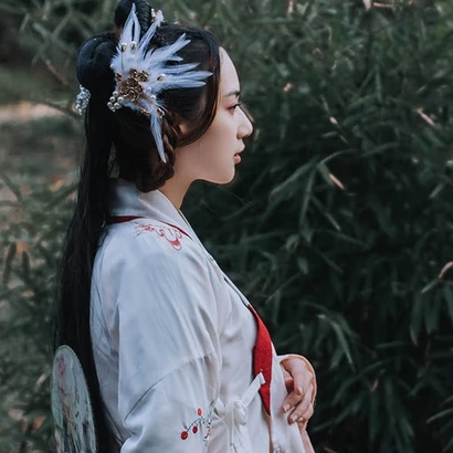 典雅帶團(tuán)扇女生頭像，唯美古風(fēng)真人頭像