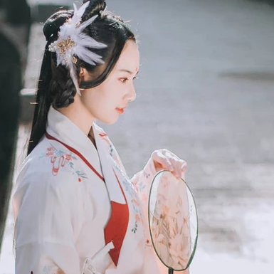 典雅帶團(tuán)扇女生頭像，唯美古風(fēng)真人頭像