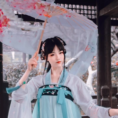 翩翩仙舞帶傘女生頭像，唯美古風(fēng)真人頭像