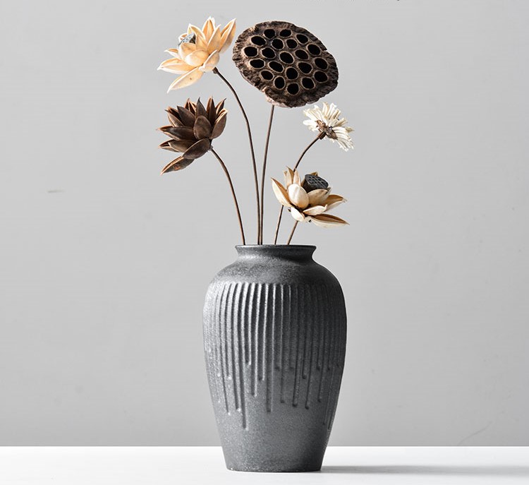 復古粗陶插花藝術：禪意曜黑簡約插花