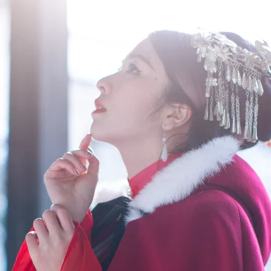 紅衣白雪女生頭像，唯美古風(fēng)真人頭像